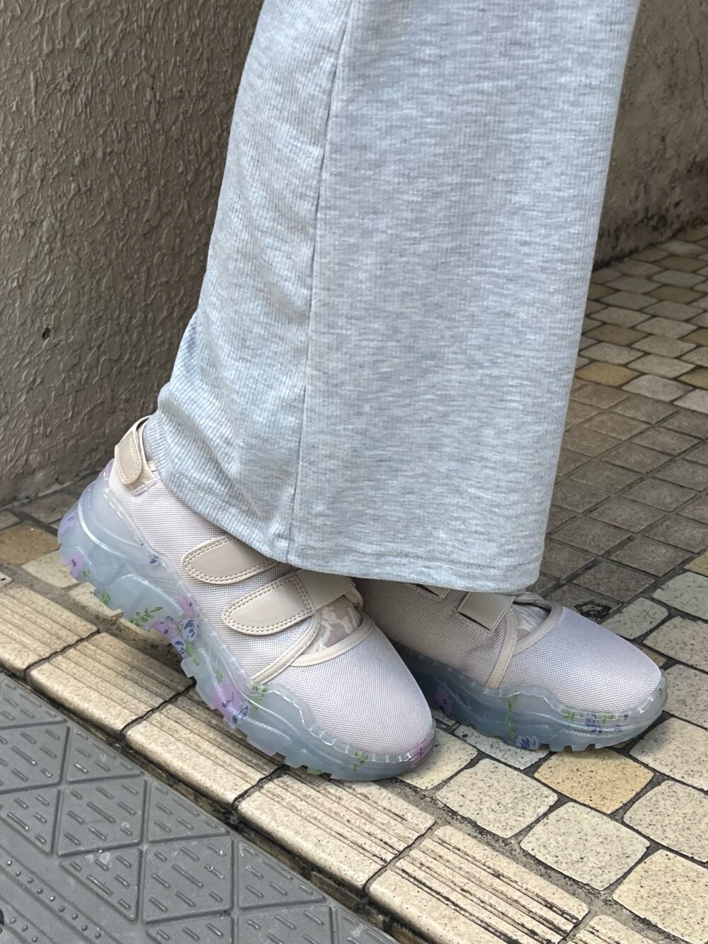 その他のカーディガン/ボレロ、ホワイト系のTシャツ/カットソー、ベージュ系のスニーカーを着用したレディースの夏コーディネートの8枚目の写真