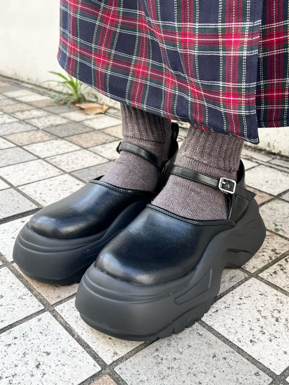 ブルー系のニット/セーター、ブルー系のスカート、ブラック系のスニーカーを着用したレディースの秋コーディネートの8枚目の写真