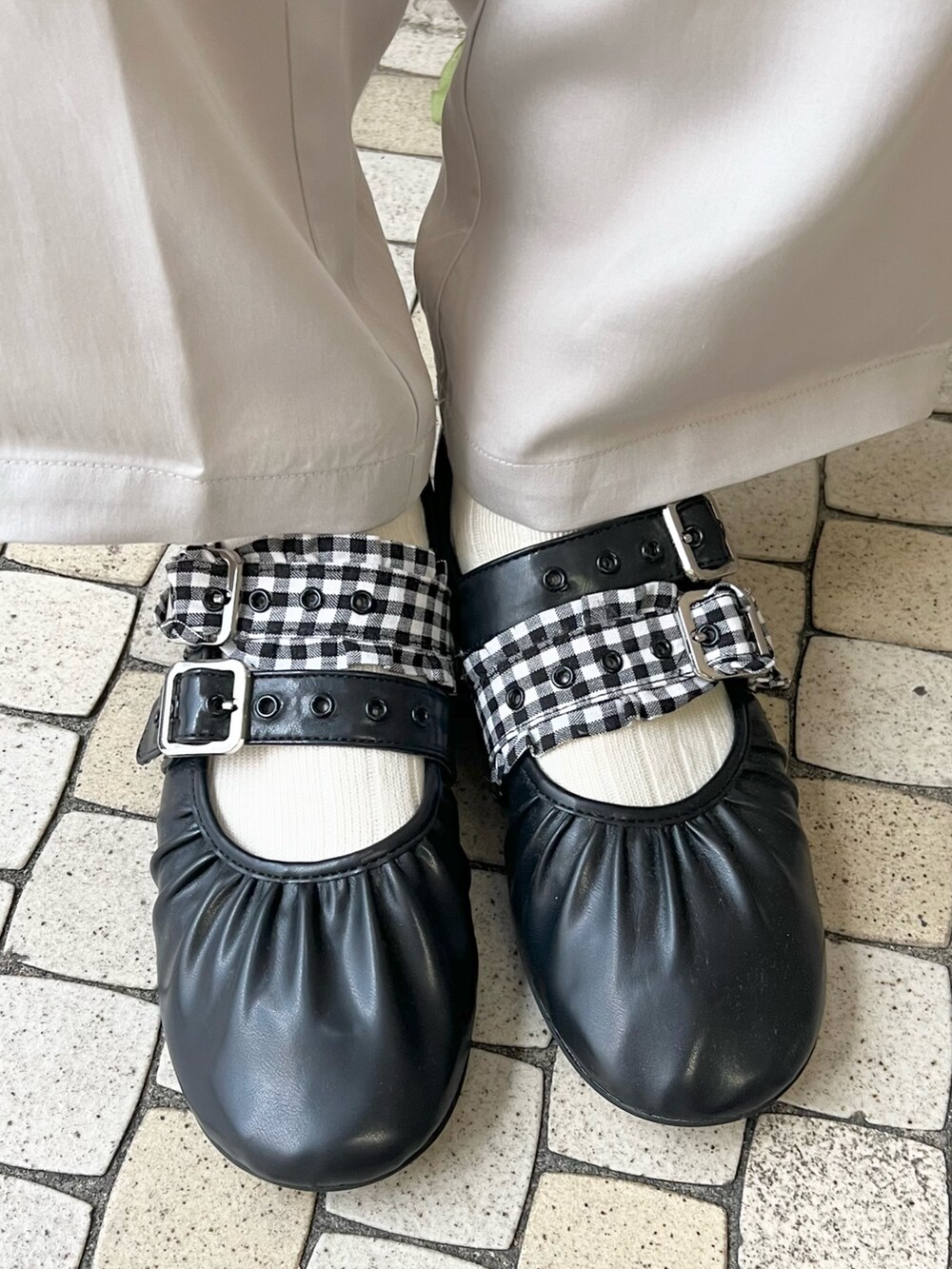 ホワイト系のシャツ/ブラウス、グレー系のスラックス、ブラック系のバレエシューズを着用したレディースの夏コーディネートの10枚目の写真