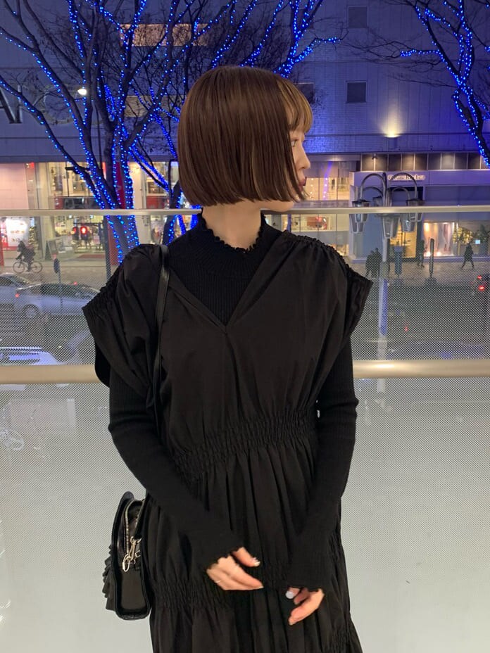 ブラック系のブーツ、ブラック系のニット/セーター、ブラック系のワンピースを着用したレディースの冬コーディネートの5枚目の写真