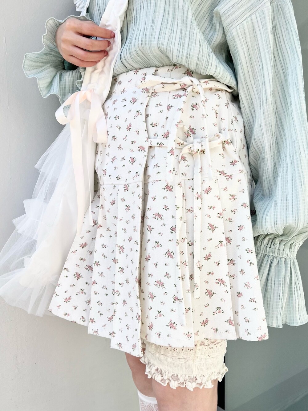 グリーン系のシャツ/ブラウス、ホワイト系のバレエシューズ、ホワイト系のトートバッグを着用したレディースの冬コーディネートの7枚目の写真