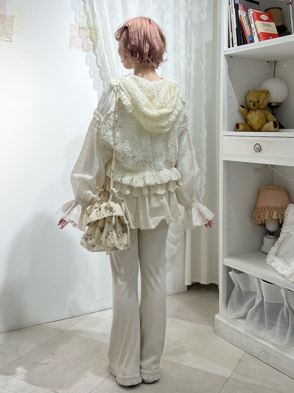 ホワイト系のスニーカー、ホワイト系のスウェットパンツ、ホワイト系のショルダーバッグを着用したレディースの冬コーディネートの5枚目の写真