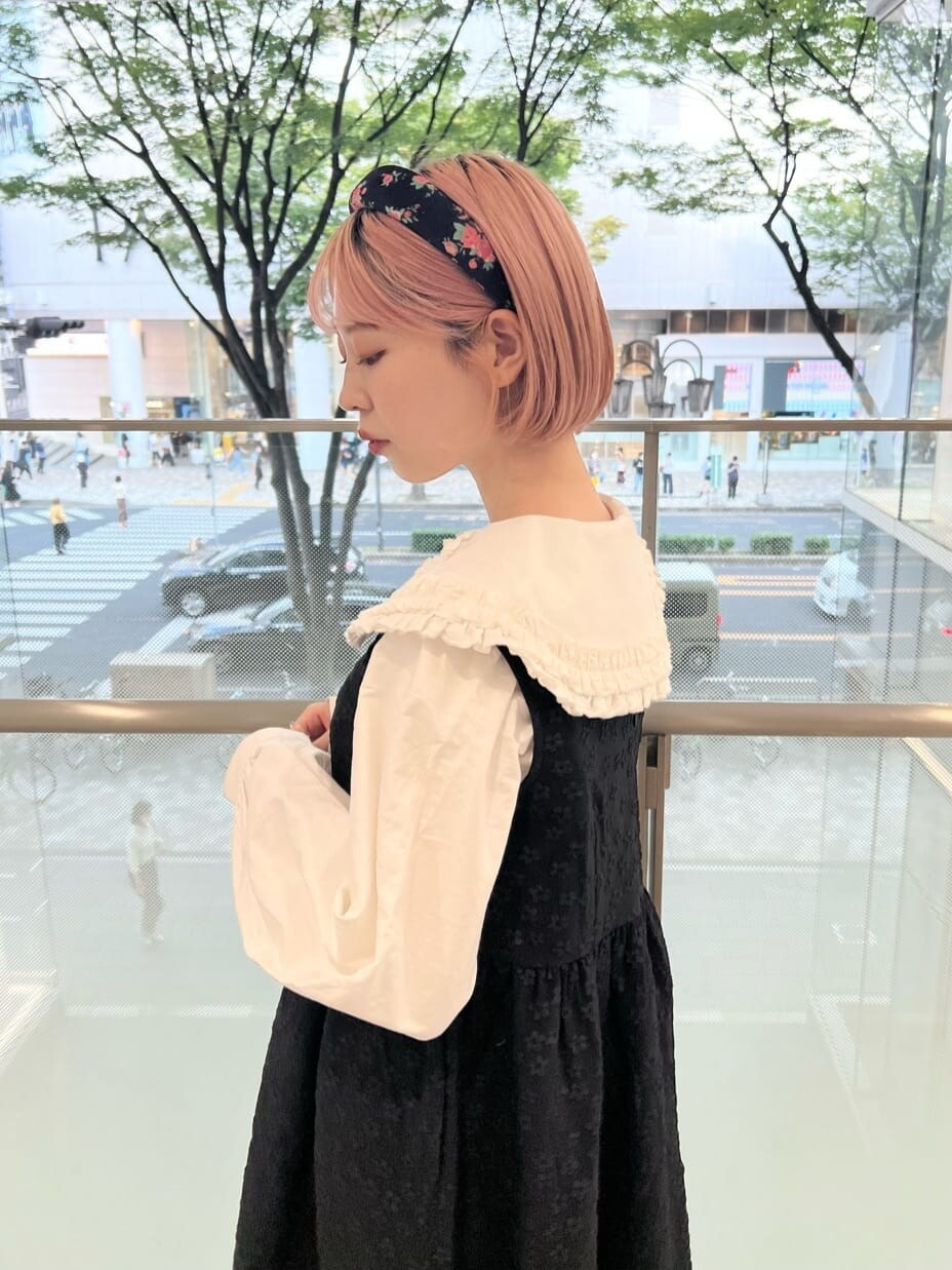 ホワイト系のシャツ/ブラウス、ブラック系のその他シューズ、ブラック系のワンピースを着用したレディースの秋コーディネートの7枚目の写真