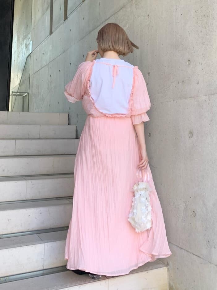 ブラック系のパンプス、ホワイト系のハンドバッグ、ピンク系のワンピースを着用したレディースの春コーディネートの4枚目の写真