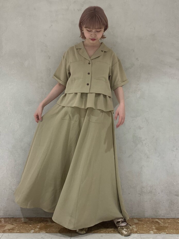 イエロー系のシャツ/ブラウス、イエロー系のスカート、ゴールド系のその他シューズを着用したレディースの春コーディネートの2枚目の写真