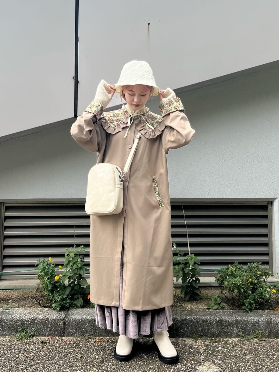 ホワイト系のブーツ、パープル系のスカート、ホワイト系のニット/セーターを着用したレディースの秋コーディネートの3枚目の写真