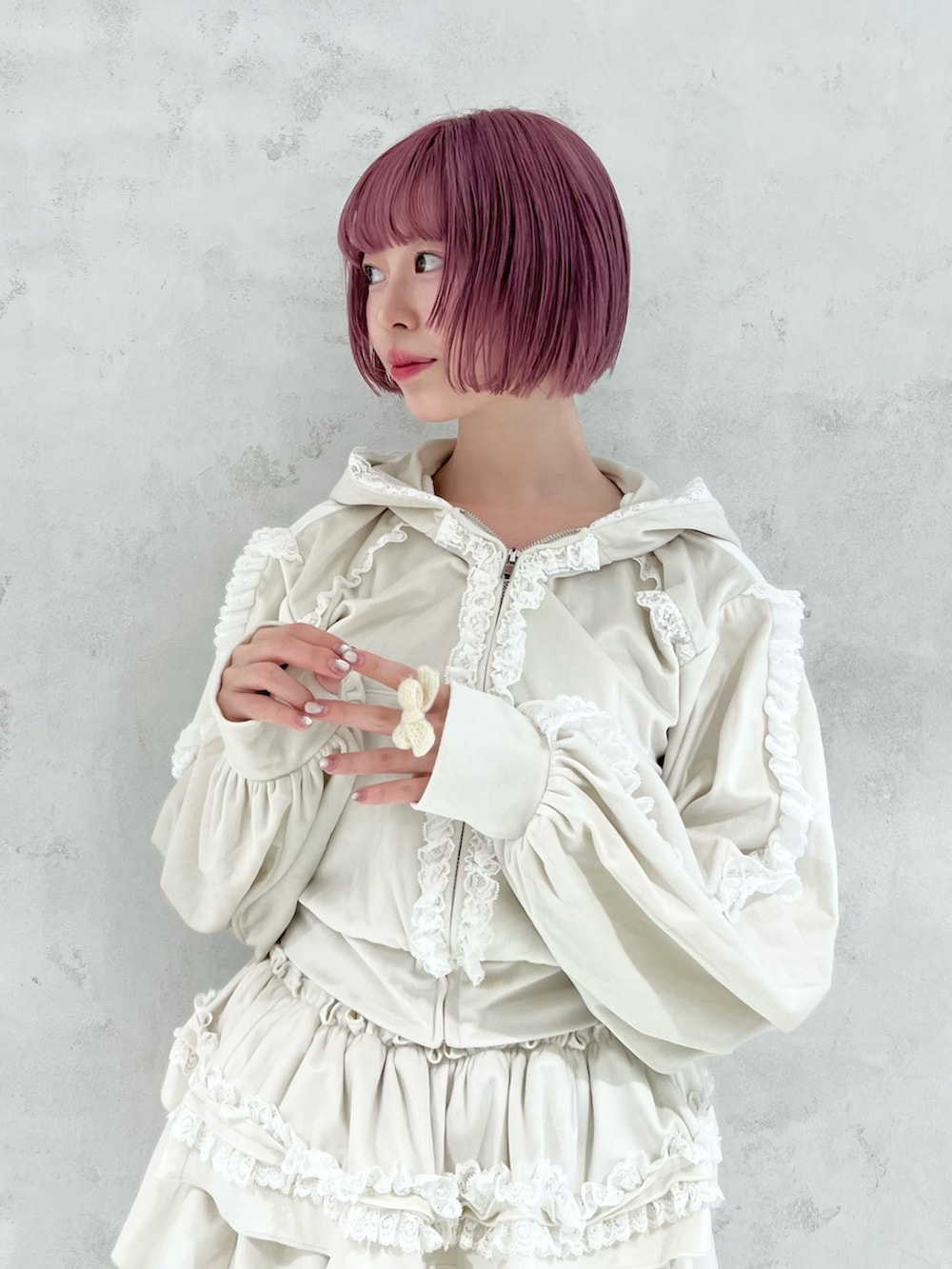 ホワイト系のスカート、ホワイト系のパーカー、ベージュ系のローファーを着用したレディースの秋コーディネートの10枚目の写真