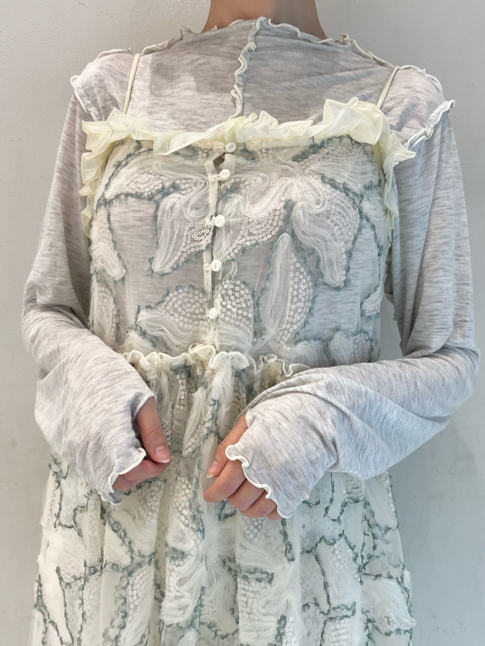 グレー系のTシャツ/カットソー、グリーン系のワンピース、ブルー系のショルダーバッグを着用したレディースの夏コーディネートの8枚目の写真