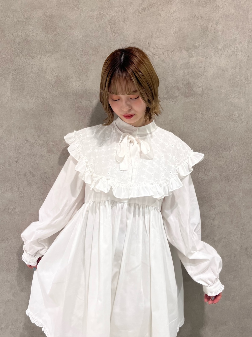 ブルー系のその他アウター、ホワイト系のワンピース、ホワイト系のローファーを着用したレディースの冬コーディネートの7枚目の写真