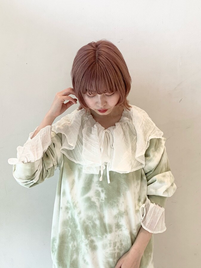 ホワイト系のその他パンツ、ホワイト系のワンピース、グリーン系のTシャツ/カットソーを着用したレディースの春コーディネートの3枚目の写真