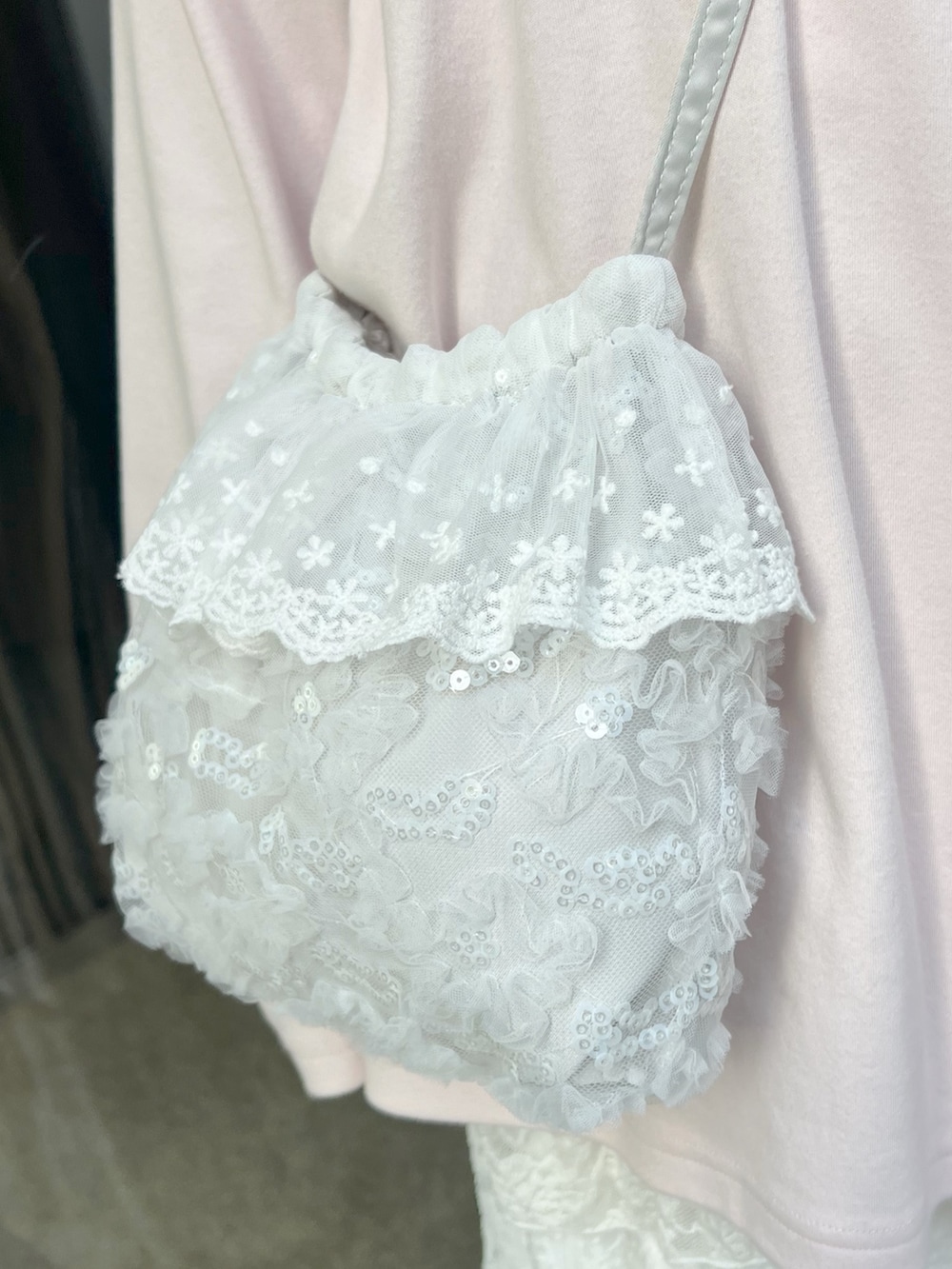 ピンク系のTシャツ/カットソー、ホワイト系のハンドバッグ、ピンク系のスカートを着用したレディースの夏コーディネートの8枚目の写真