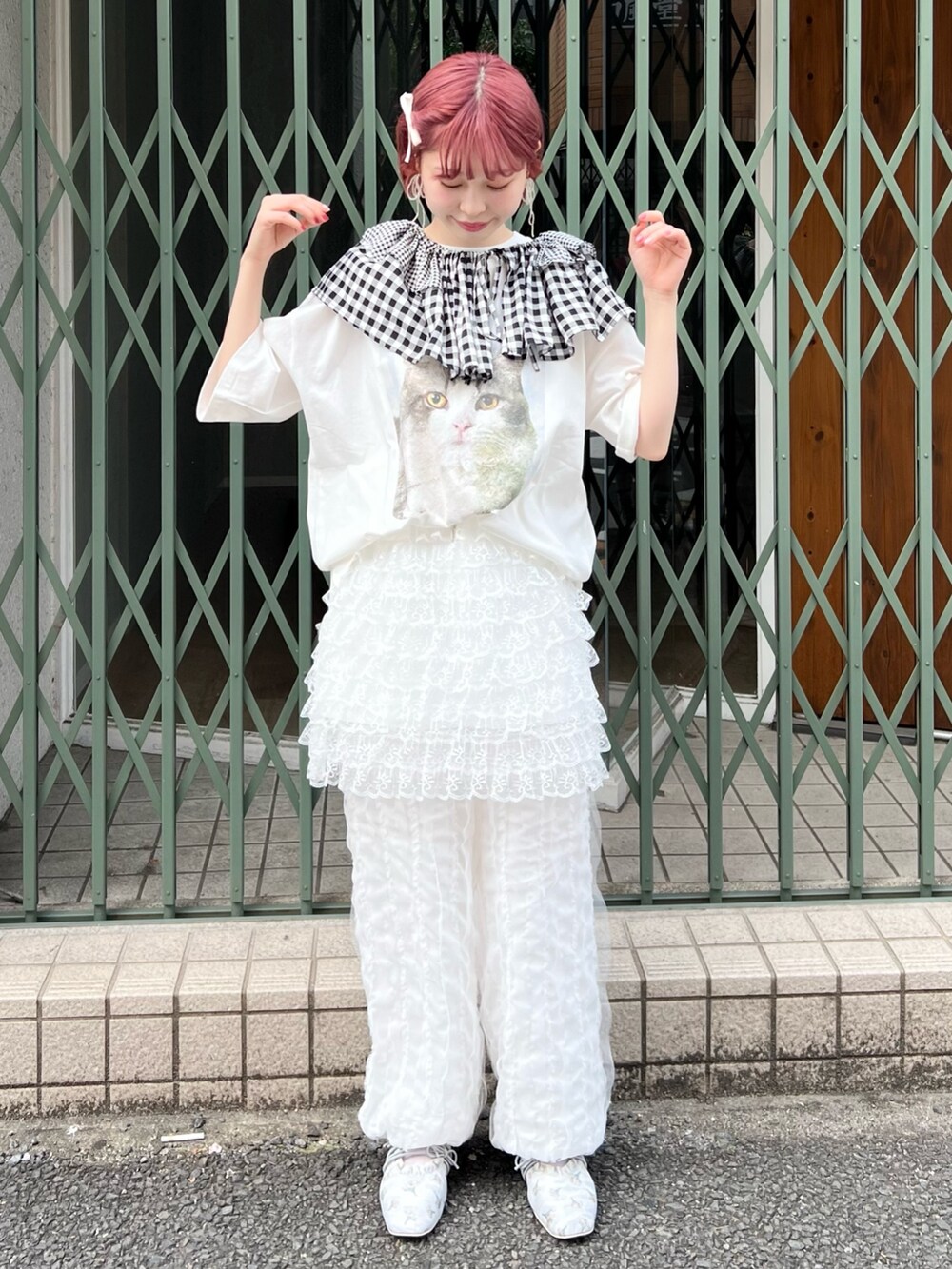 ホワイト系のTシャツ/カットソー、ホワイト系のスカート、ホワイト系のカーゴパンツを着用したレディースの夏コーディネートの5枚目の写真