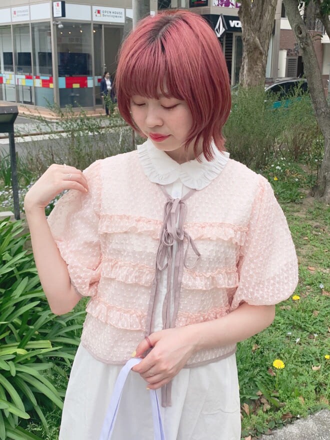 ベージュ系のその他パンツ、ホワイト系のワンピースを着用したレディースの夏コーディネートの3枚目の写真