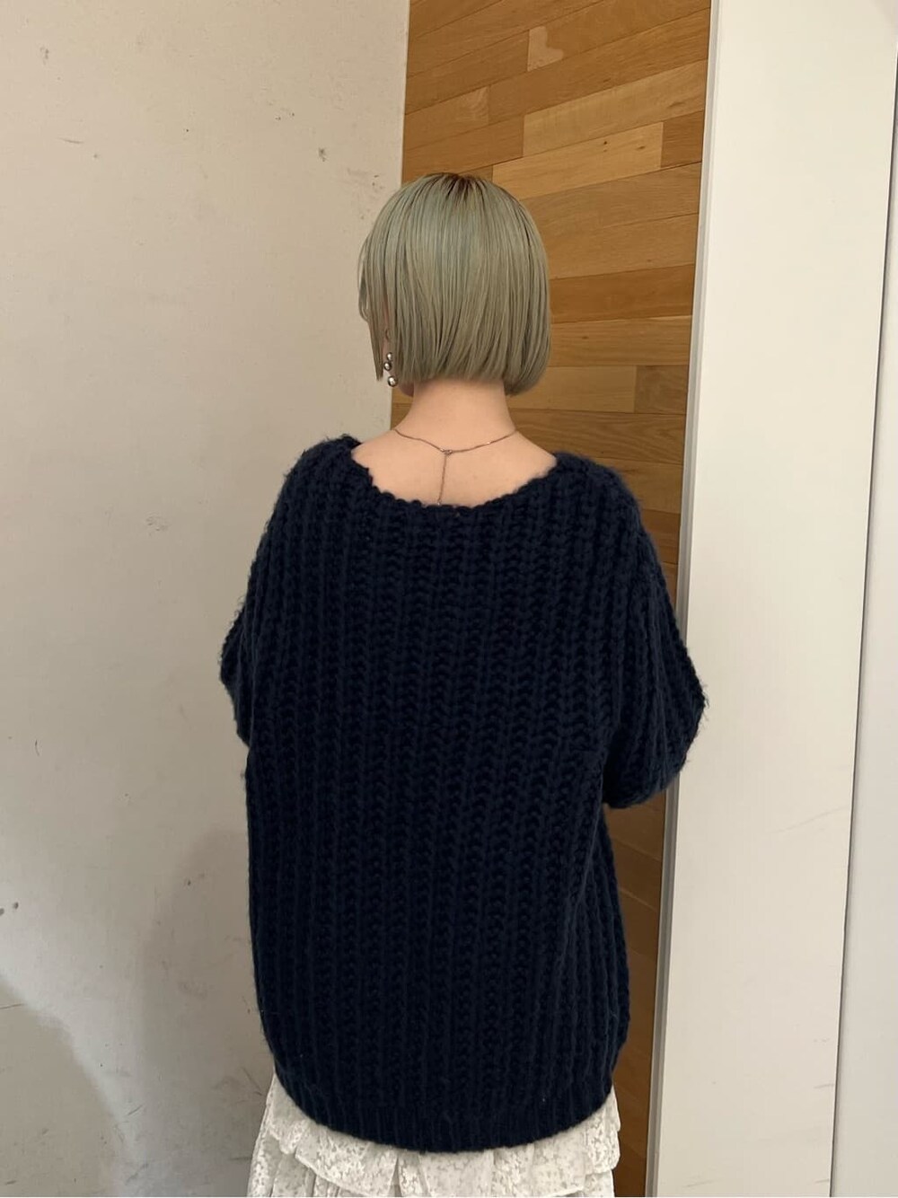 ブラック系のブーツ、ブラック系のブーツ、ブルー系のニット/セーターを着用したレディースの秋コーディネートの4枚目の写真