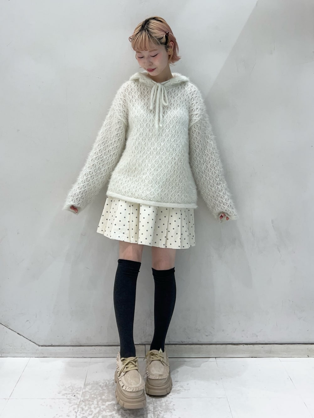 ホワイト系のニット/セーター、ホワイト系のスカート、ベージュ系のローファーを着用したレディースの冬コーディネートの5枚目の写真