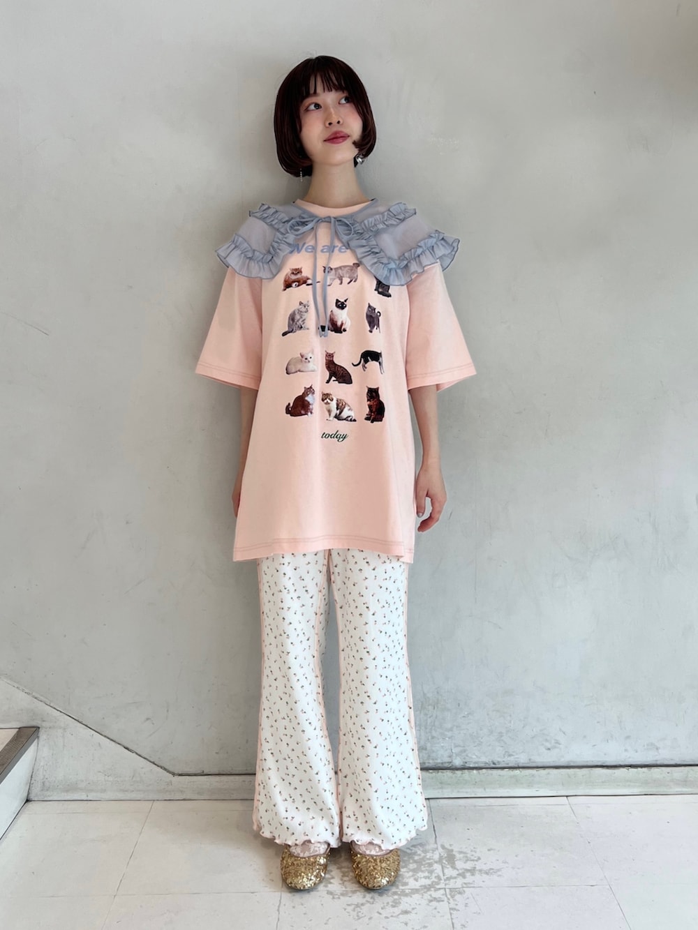 ピンク系のTシャツ/カットソー、ピンク系のその他パンツ、ゴールド系のパンプスを着用したレディースの夏コーディネートの2枚目の写真