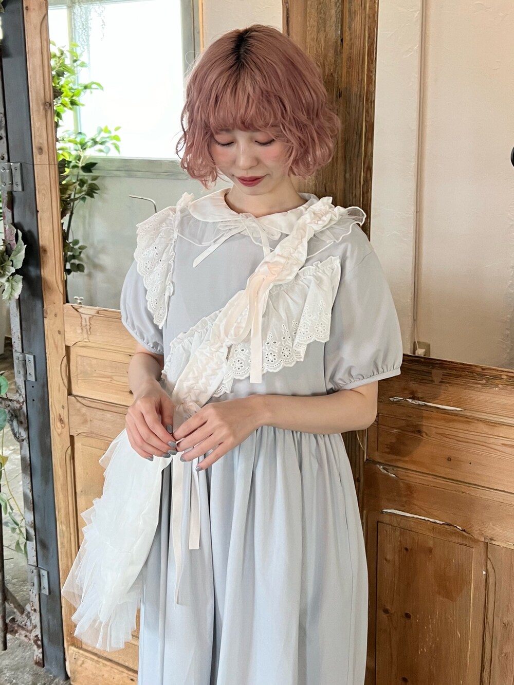 ホワイト系のシャツ/ブラウス、ブルー系のワンピース、ホワイト系のトートバッグを着用したレディースの春コーディネートの5枚目の写真