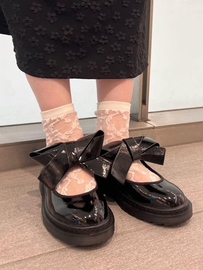 ホワイト系のシャツ/ブラウス、ブラック系のその他シューズ、ブラック系のワンピースを着用したレディースの秋コーディネートの9枚目の写真