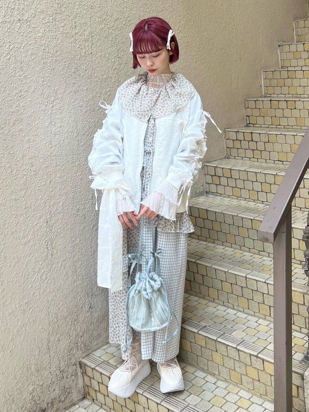 ホワイト系のバレエシューズ、ホワイト系のTシャツ/カットソー、ホワイト系のブルゾンを着用したレディースの春コーディネートの3枚目の写真