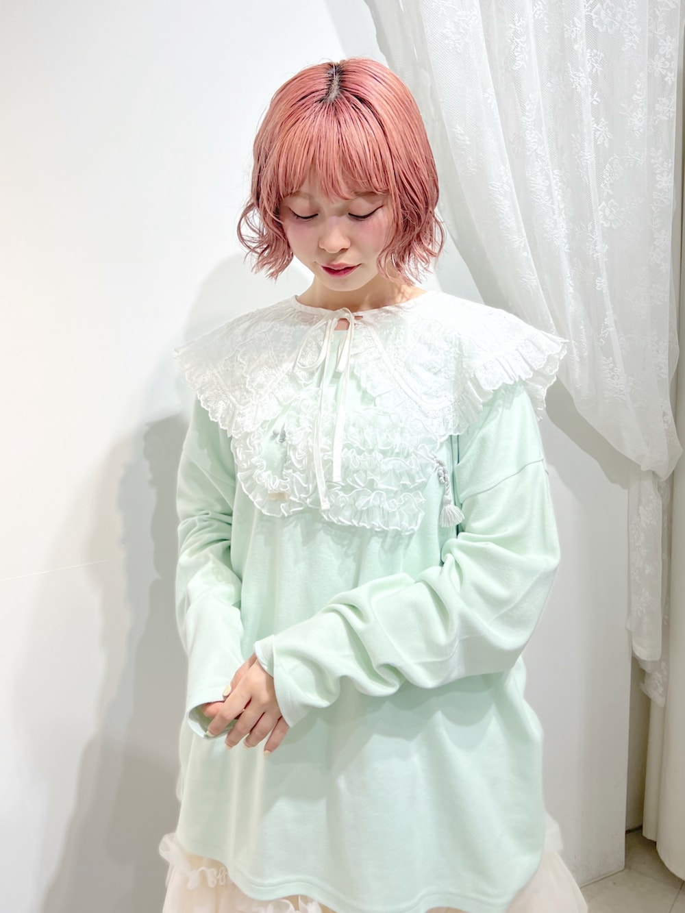 グリーン系のTシャツ/カットソー、ピンク系のスカート、ホワイト系のスニーカーを着用したレディースの夏コーディネートの5枚目の写真