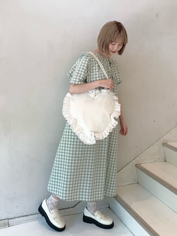 ホワイト系のローファー、グリーン系のワンピース、ホワイト系のトートバッグを着用したレディースの春コーディネートの4枚目の写真