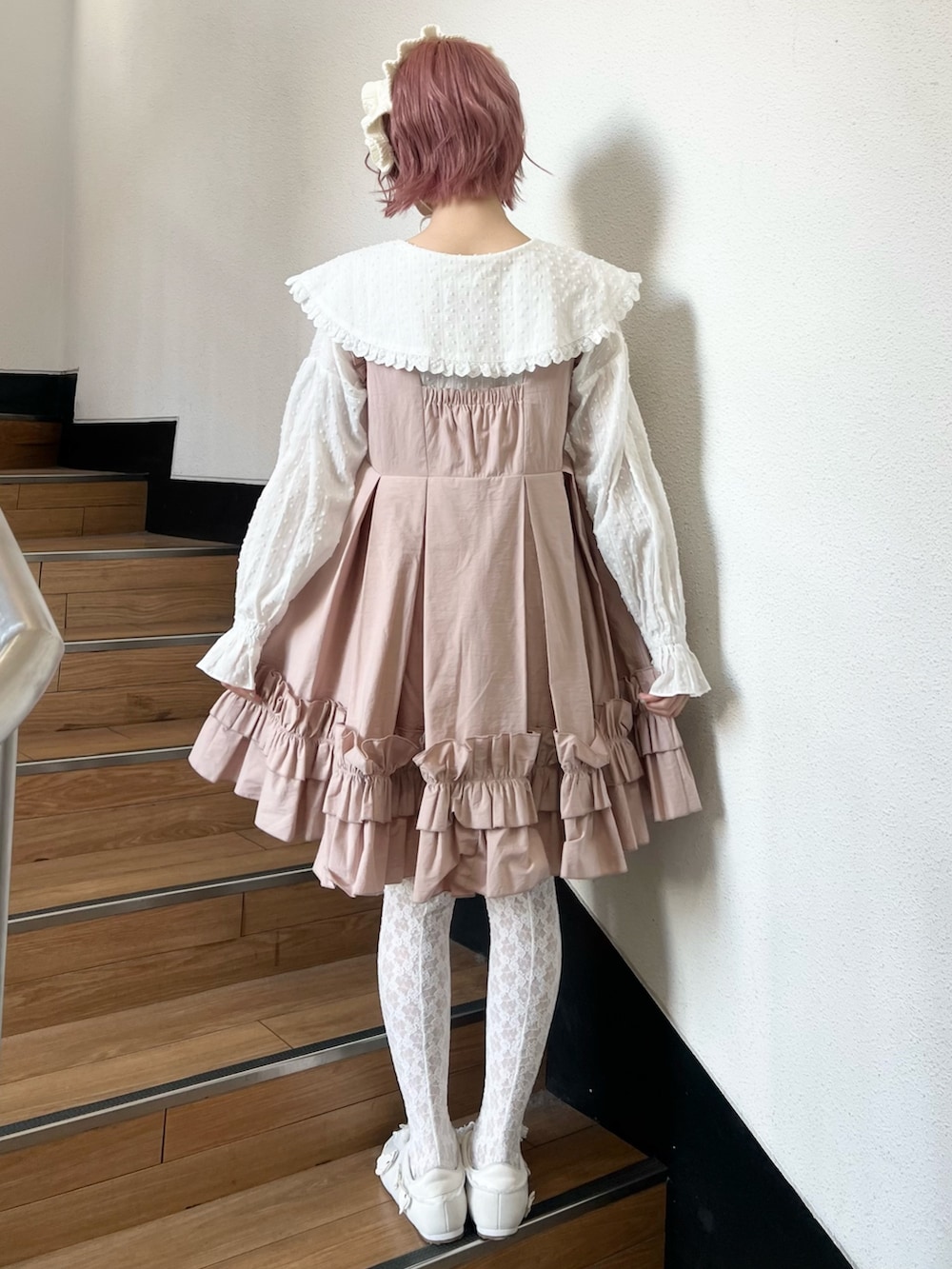 ホワイト系のシャツ/ブラウス、ピンク系のワンピース、ホワイト系のスニーカーを着用したレディースの冬コーディネートの4枚目の写真