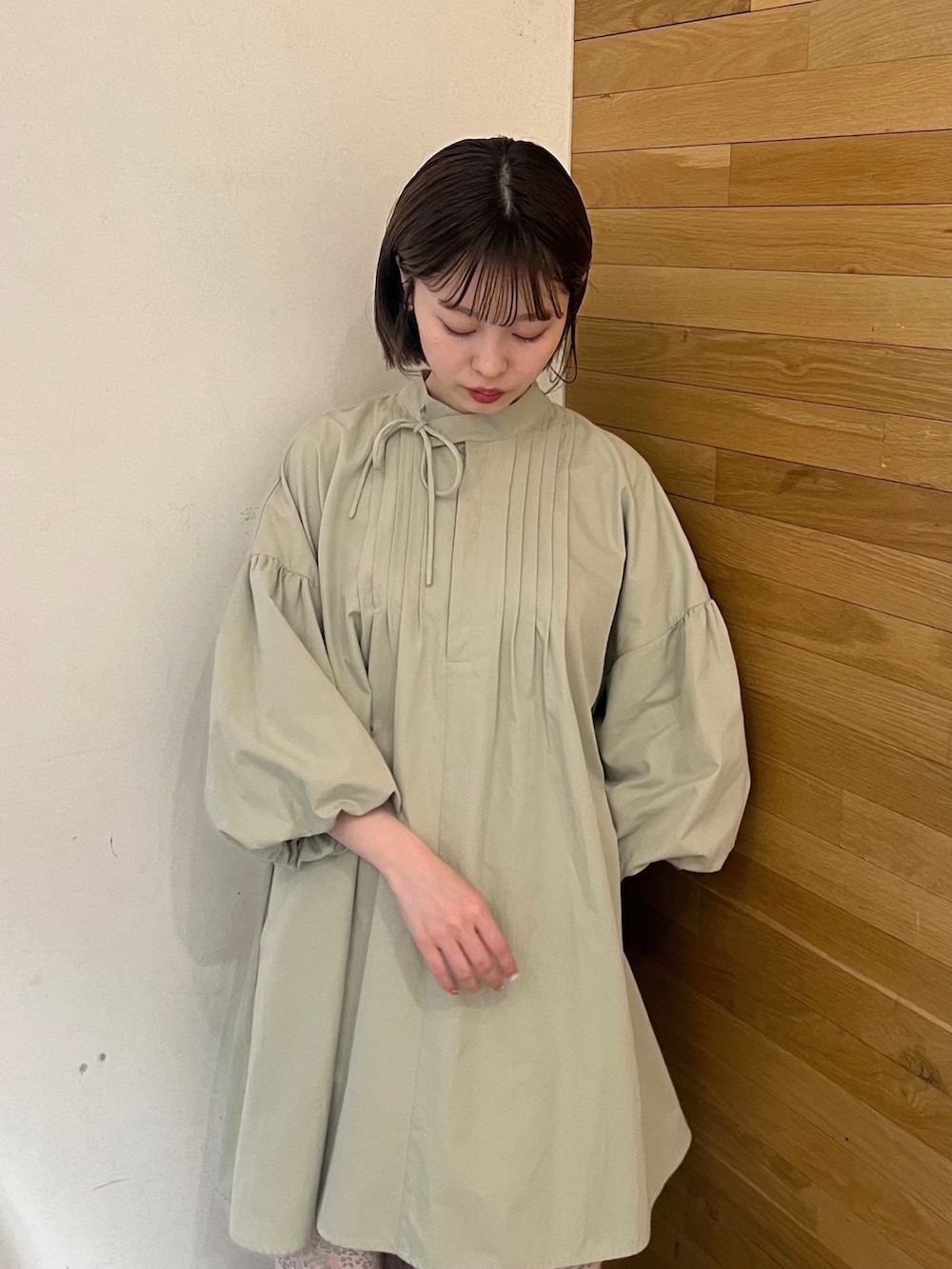 ピンク系のその他パンツ、ゴールド系のパンプス、グリーン系のワンピースを着用したレディースの春コーディネートの4枚目の写真