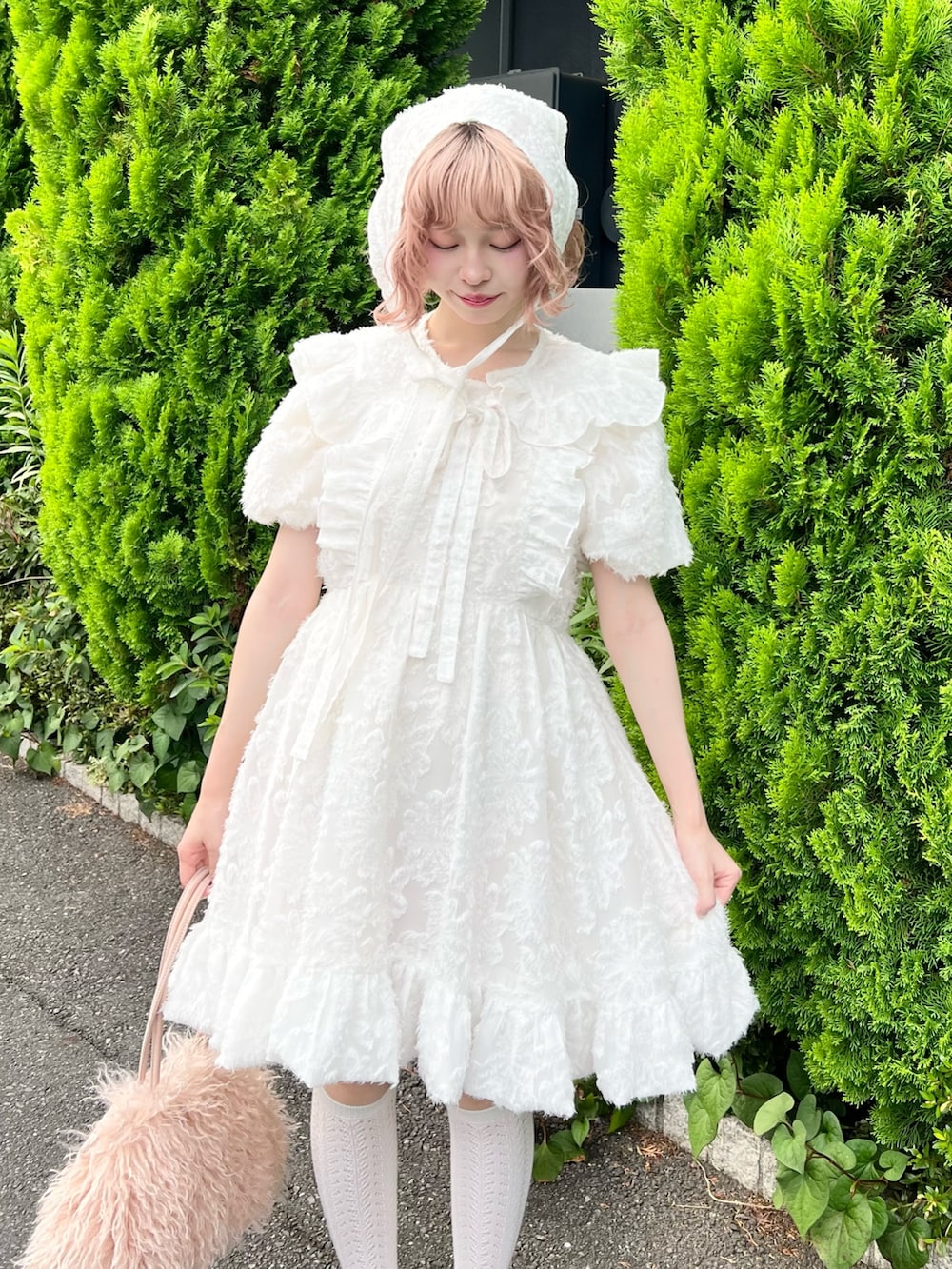 ホワイト系のワンピース、ピンク系のボストンバッグ、ピンク系のローファーを着用したレディースの夏コーディネートの8枚目の写真