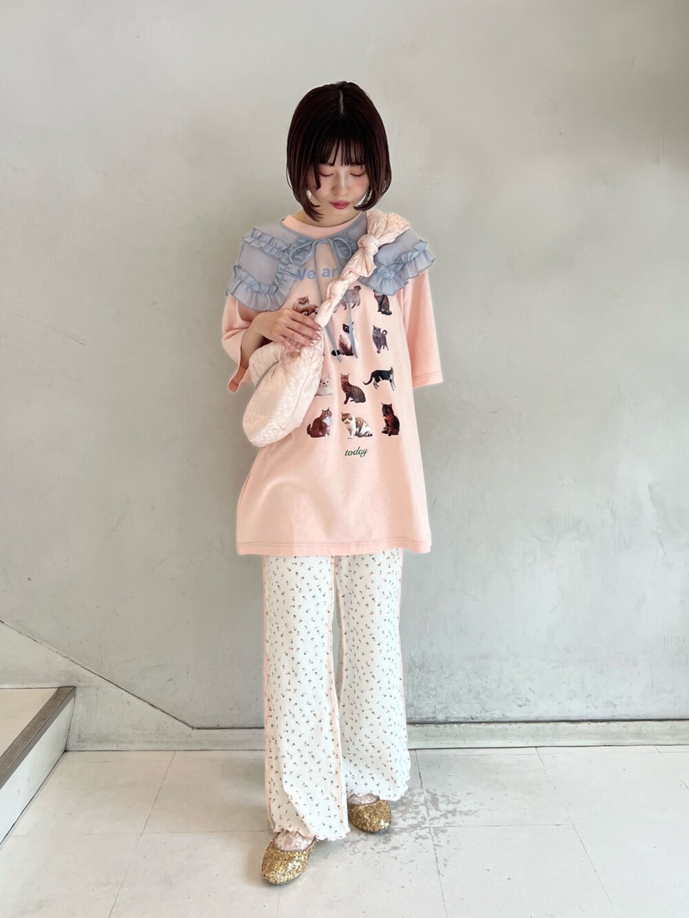 ピンク系のTシャツ/カットソー、ピンク系のその他パンツ、ゴールド系のパンプスを着用したレディースの夏コーディネートの5枚目の写真