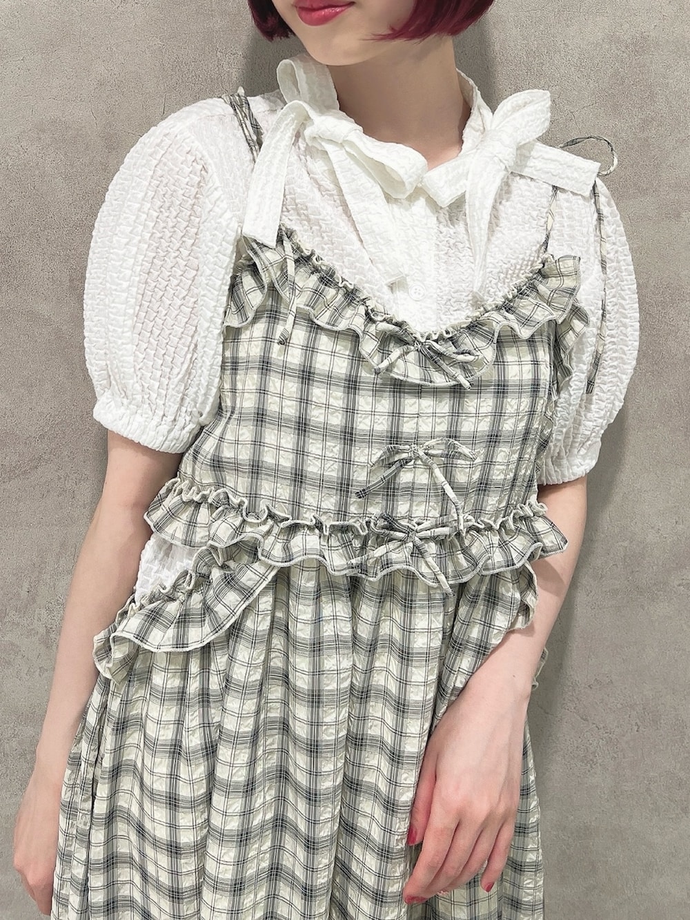 ホワイト系のシャツ/ブラウス、ホワイト系のスニーカー、ホワイト系のショルダーバッグを着用したレディースの春コーディネートの9枚目の写真