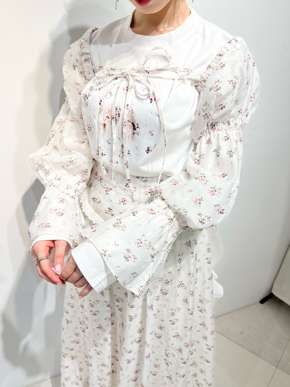 ホワイト系のパンプス、ホワイト系のカーディガン/ボレロ、ホワイト系のTシャツ/カットソーを着用したレディースの春コーディネートの5枚目の写真