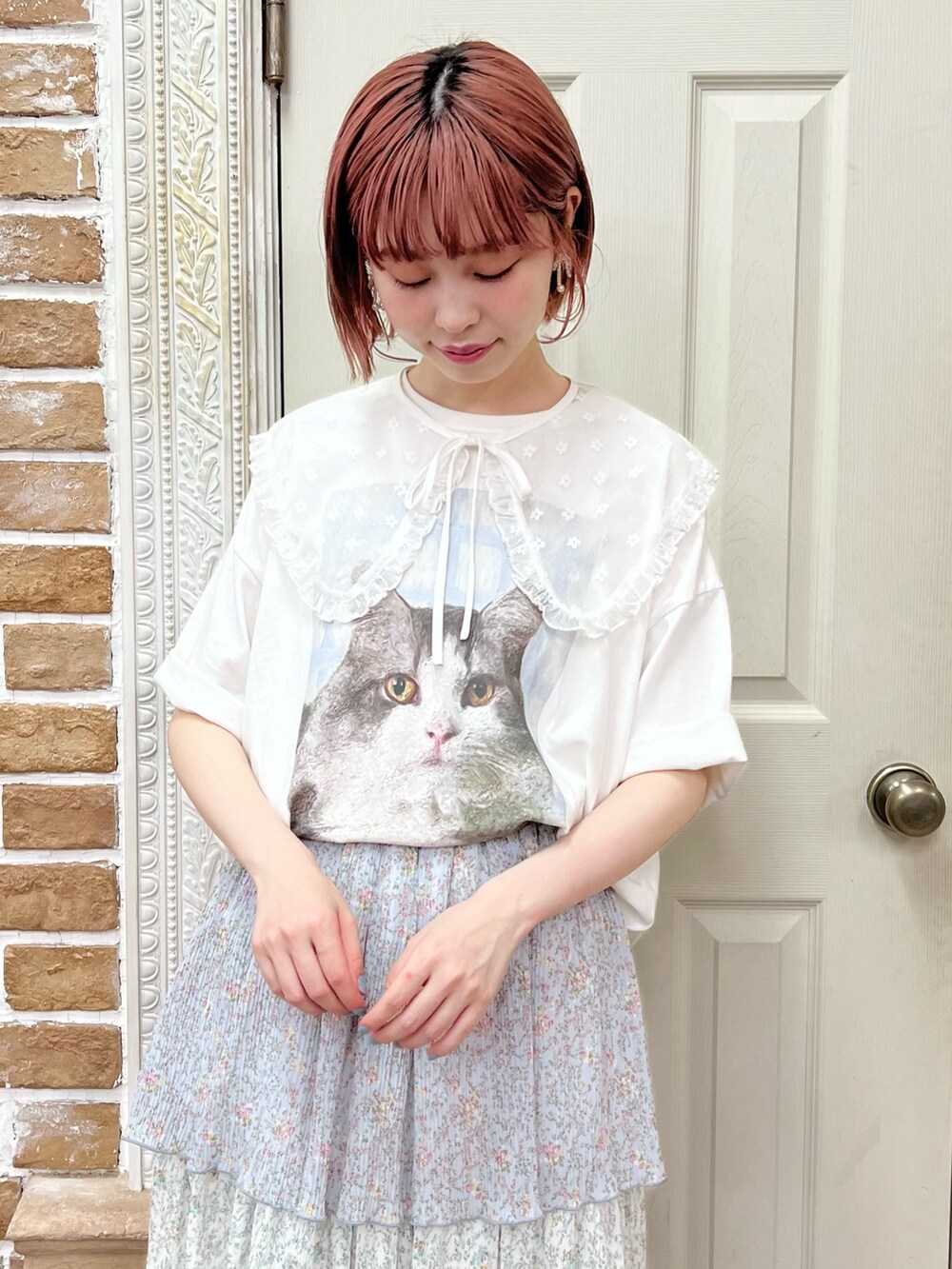 ホワイト系のTシャツ/カットソー、ブルー系のスカート、ホワイト系のスニーカーを着用したレディースの夏コーディネートの6枚目の写真