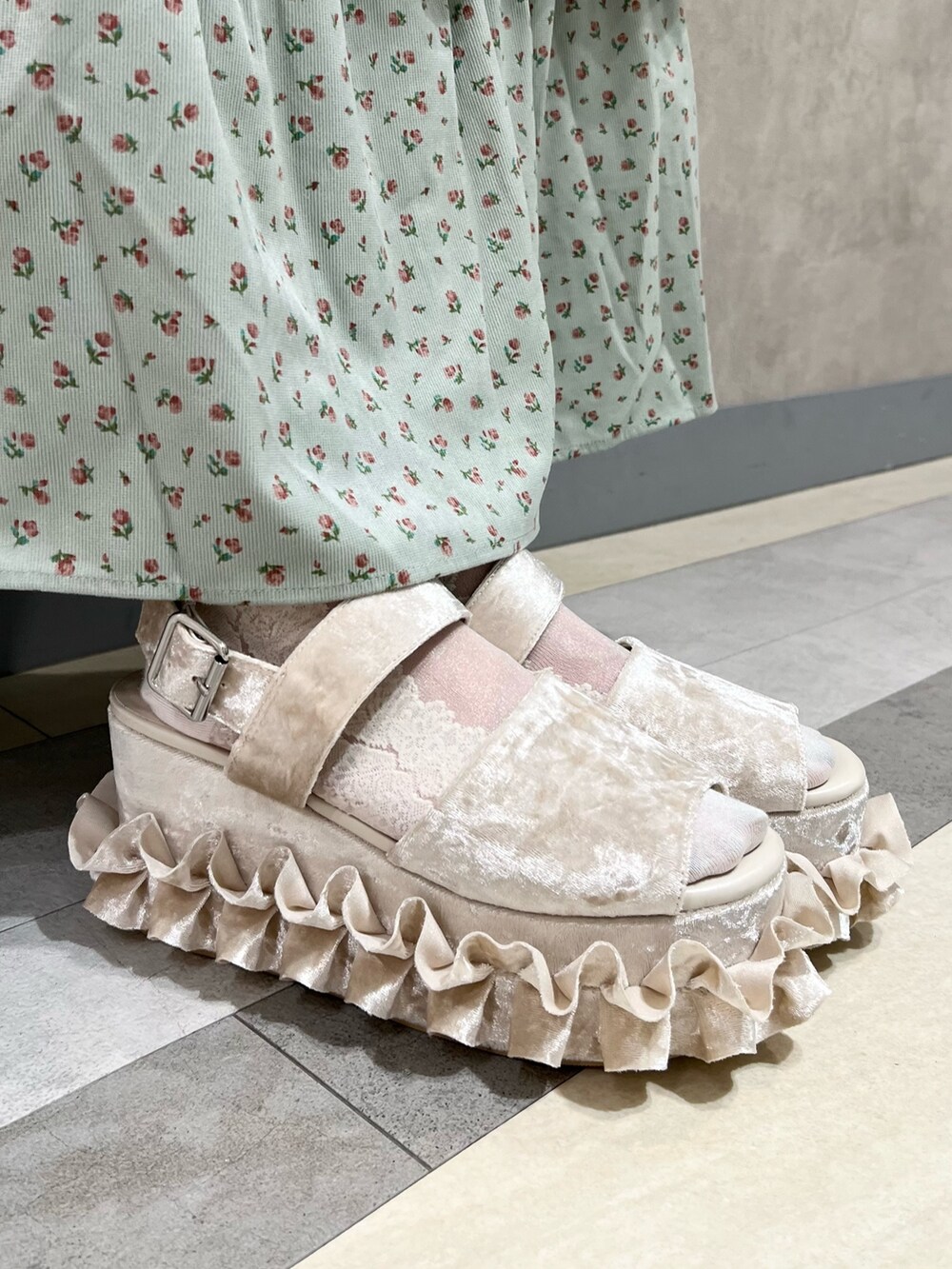 ホワイト系のTシャツ/カットソー、ピンク系のカーディガン/ボレロ、グリーン系のジャンパースカートを着用したレディースの秋コーディネートの10枚目の写真