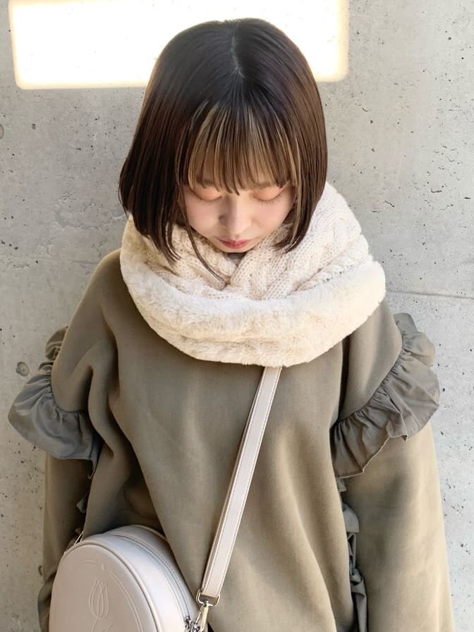 ブラック系のパンプス、ホワイト系のショルダーバッグ、ブラック系のスカートを着用したレディースの冬コーディネートの5枚目の写真