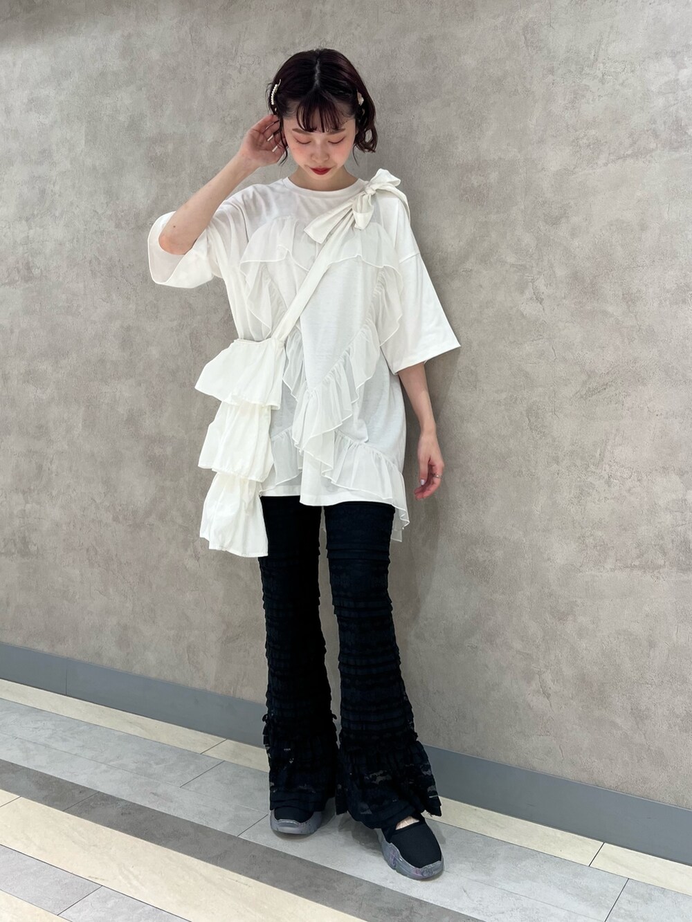 ブラック系のスウェットパンツ、ホワイト系のTシャツ/カットソー、ホワイト系のトートバッグを着用したレディースの夏コーディネートの3枚目の写真