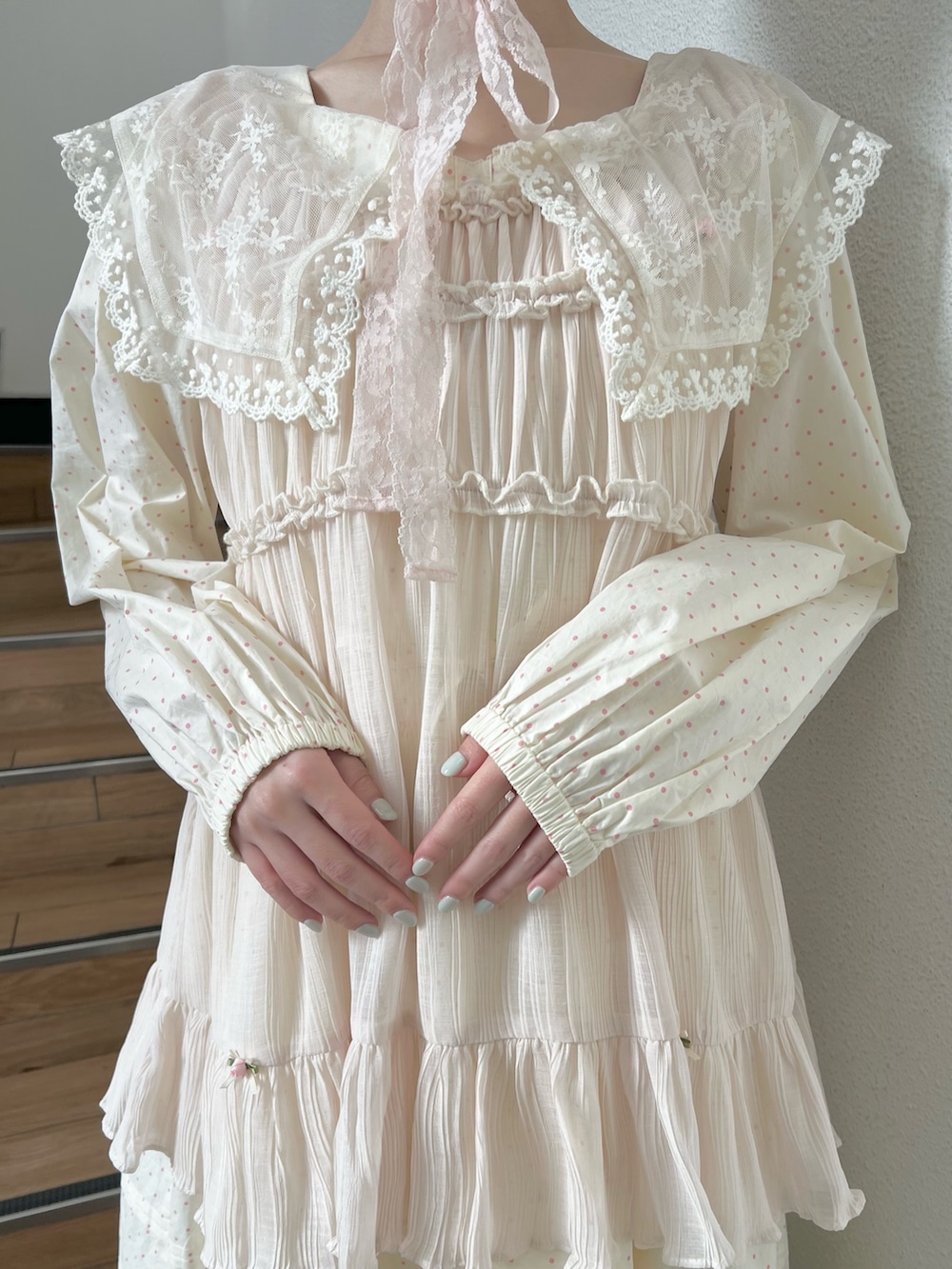 ベージュ系のワンピース、ベージュ系のチュニック、ピンク系のバレエシューズを着用したレディースの冬コーディネートの9枚目の写真