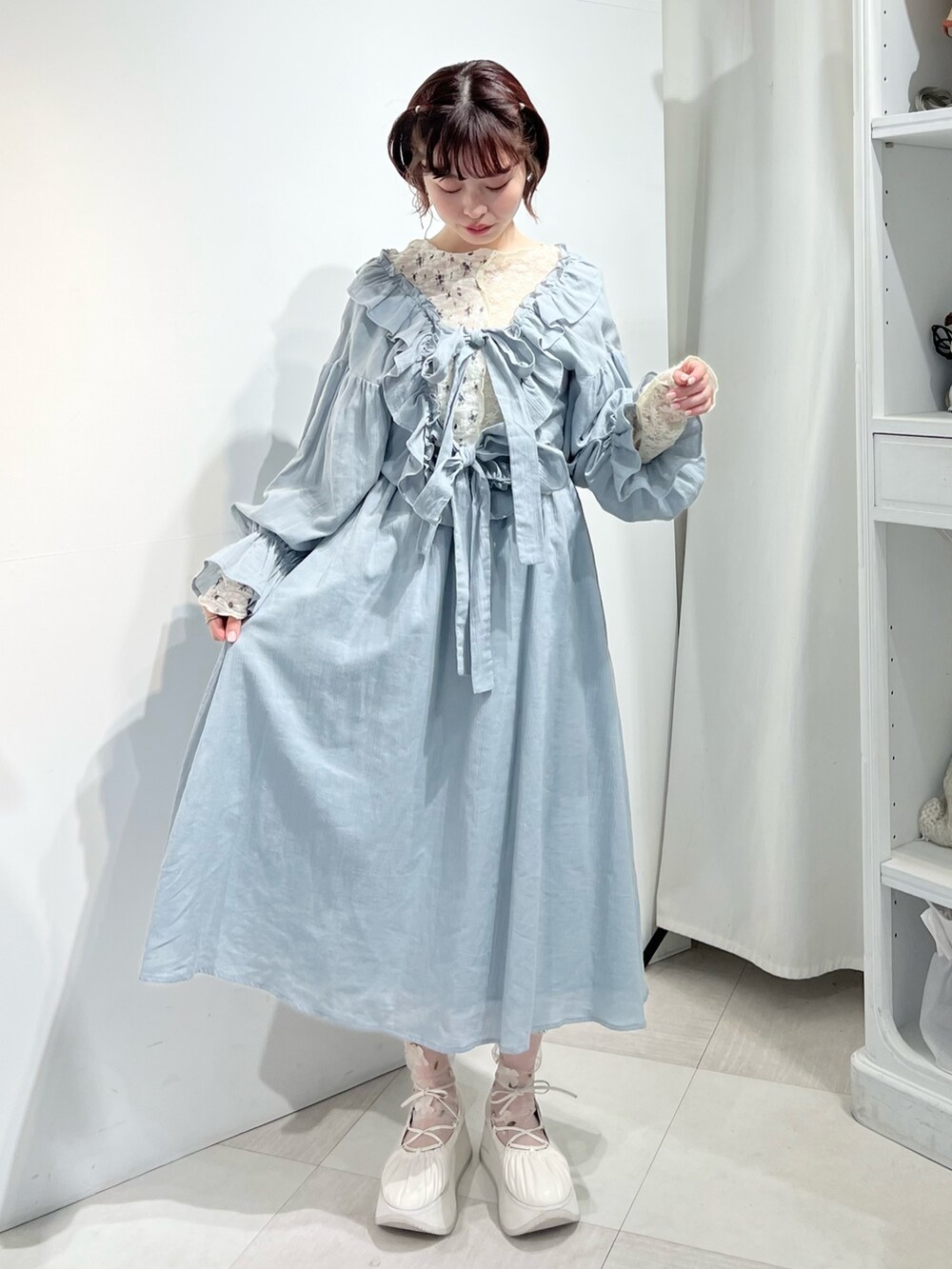 ホワイト系のTシャツ/カットソー、ホワイト系のバレエシューズ、グリーン系のワンピースを着用したレディースの冬コーディネートの5枚目の写真