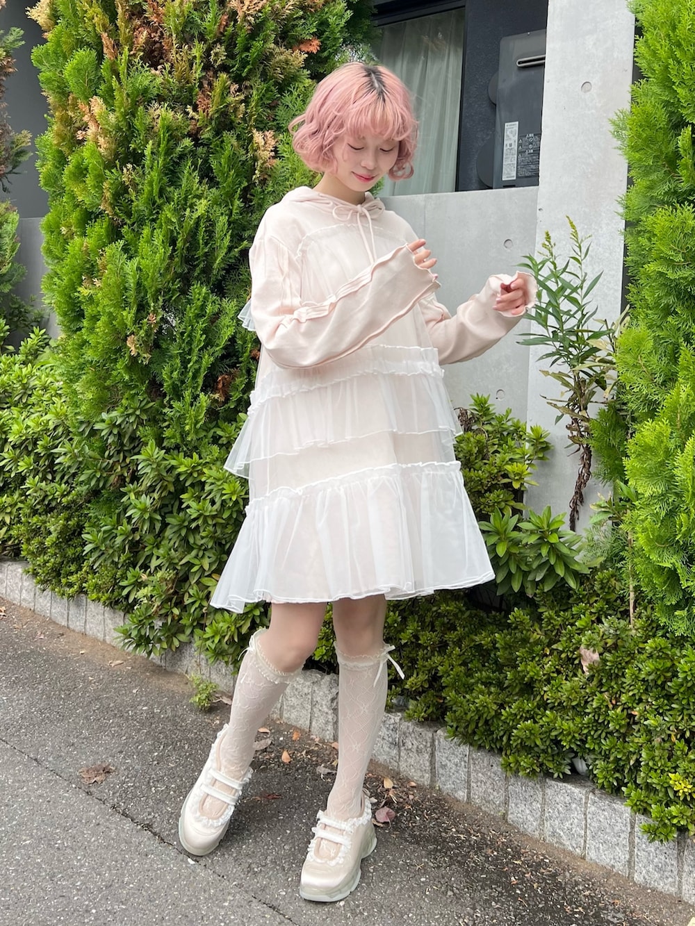 ピンク系のワンピース、ホワイト系のスニーカーを着用したレディースの秋コーディネートの3枚目の写真