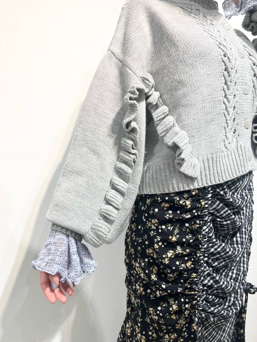 グレー系のカーディガン/ボレロ、ブルー系のTシャツ/カットソー、ブラック系のスカートを着用したレディースの秋コーディネートの8枚目の写真