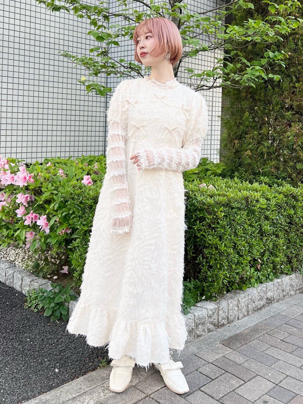 ホワイト系のワンピース、ホワイト系のTシャツ/カットソー、ホワイト系のローファーを着用したレディースの夏コーディネートの5枚目の写真