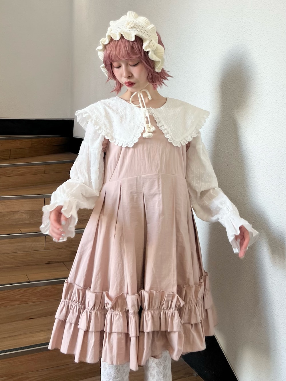 ホワイト系のシャツ/ブラウス、ピンク系のワンピース、ホワイト系のスニーカーを着用したレディースの冬コーディネートの6枚目の写真