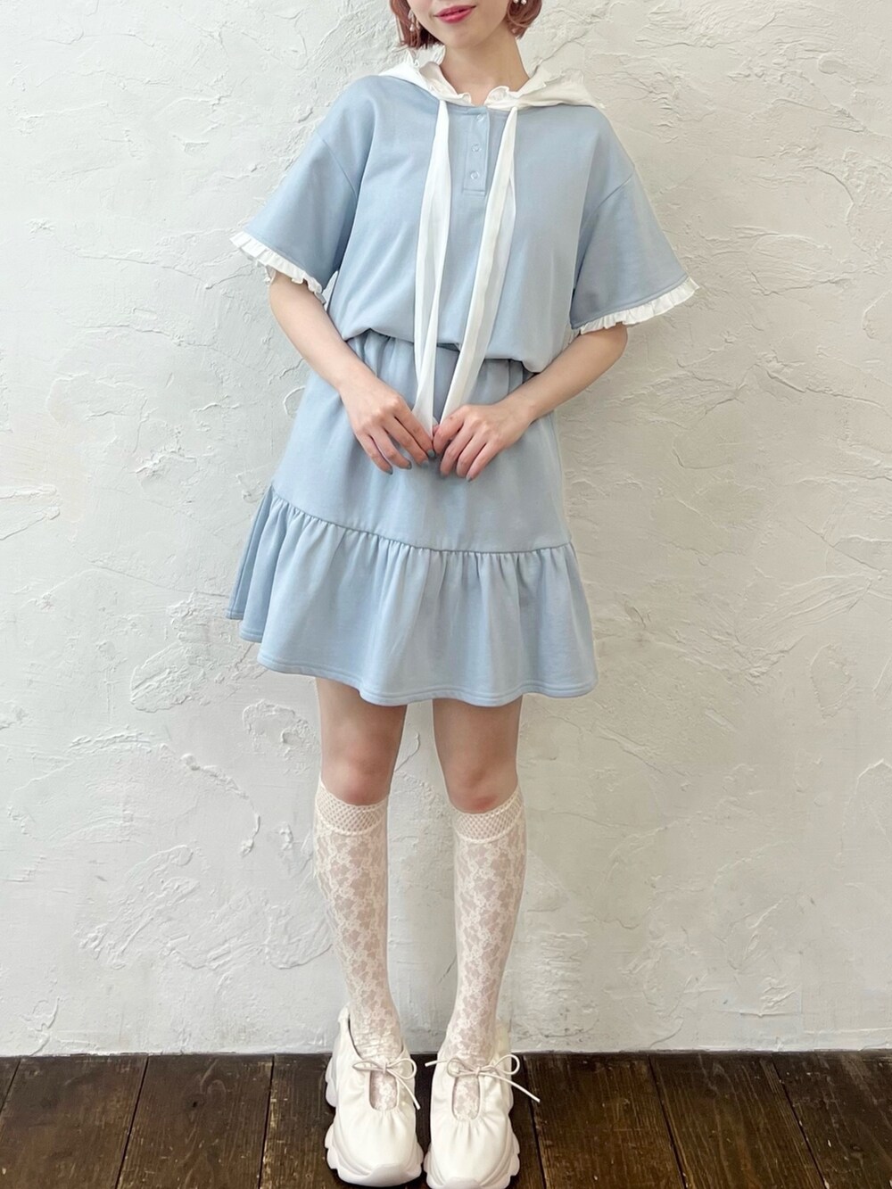 ブルー系のワンピース、ホワイト系のスニーカーを着用したレディースの夏コーディネートの4枚目の写真