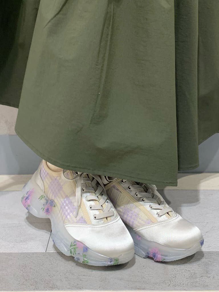 ベージュ系のスカート、ホワイト系のスニーカー、ホワイト系のスウェットを着用したレディースの冬コーディネートの7枚目の写真