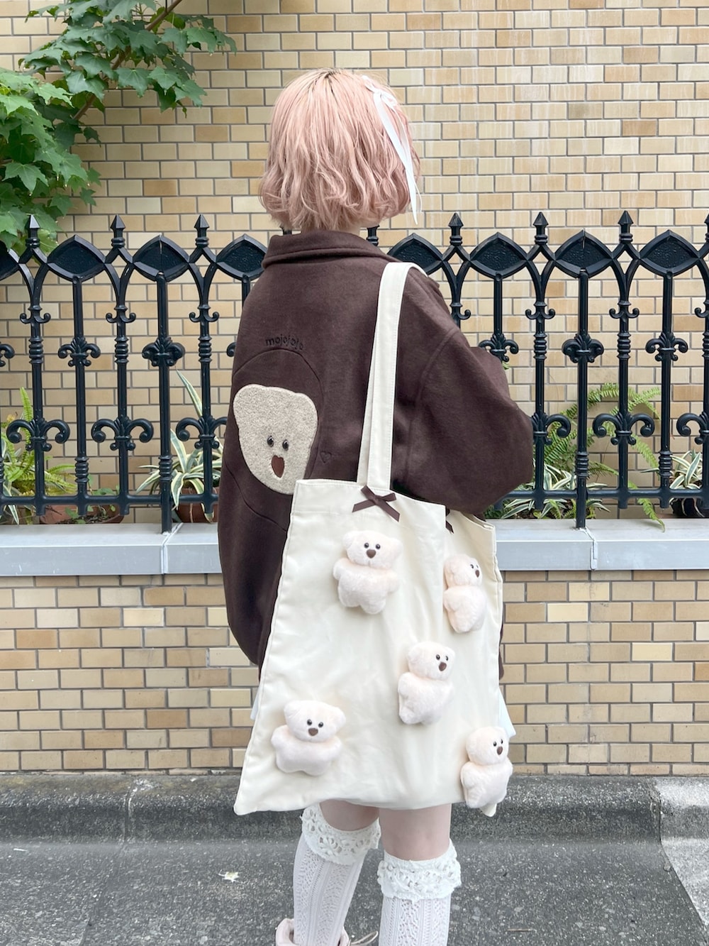 ピンク系のブーツ、ホワイト系のスカート、ホワイト系のスウェットを着用したレディースの秋コーディネートの6枚目の写真