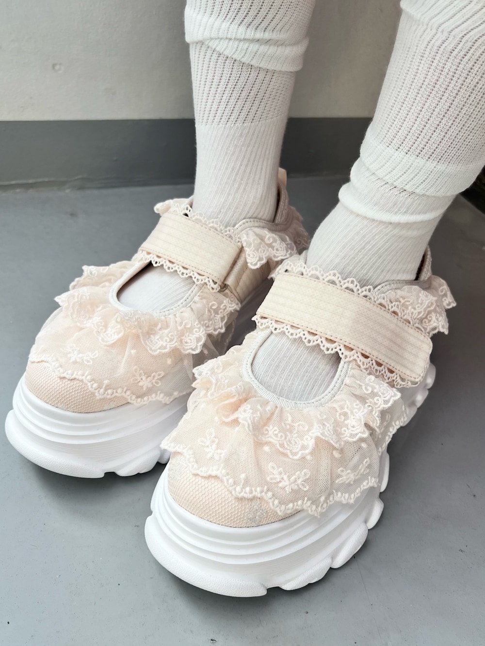 ホワイト系のテーラードジャケット、ピンク系のワンピース、ホワイト系のTシャツ/カットソーを着用したレディースの夏コーディネートの10枚目の写真