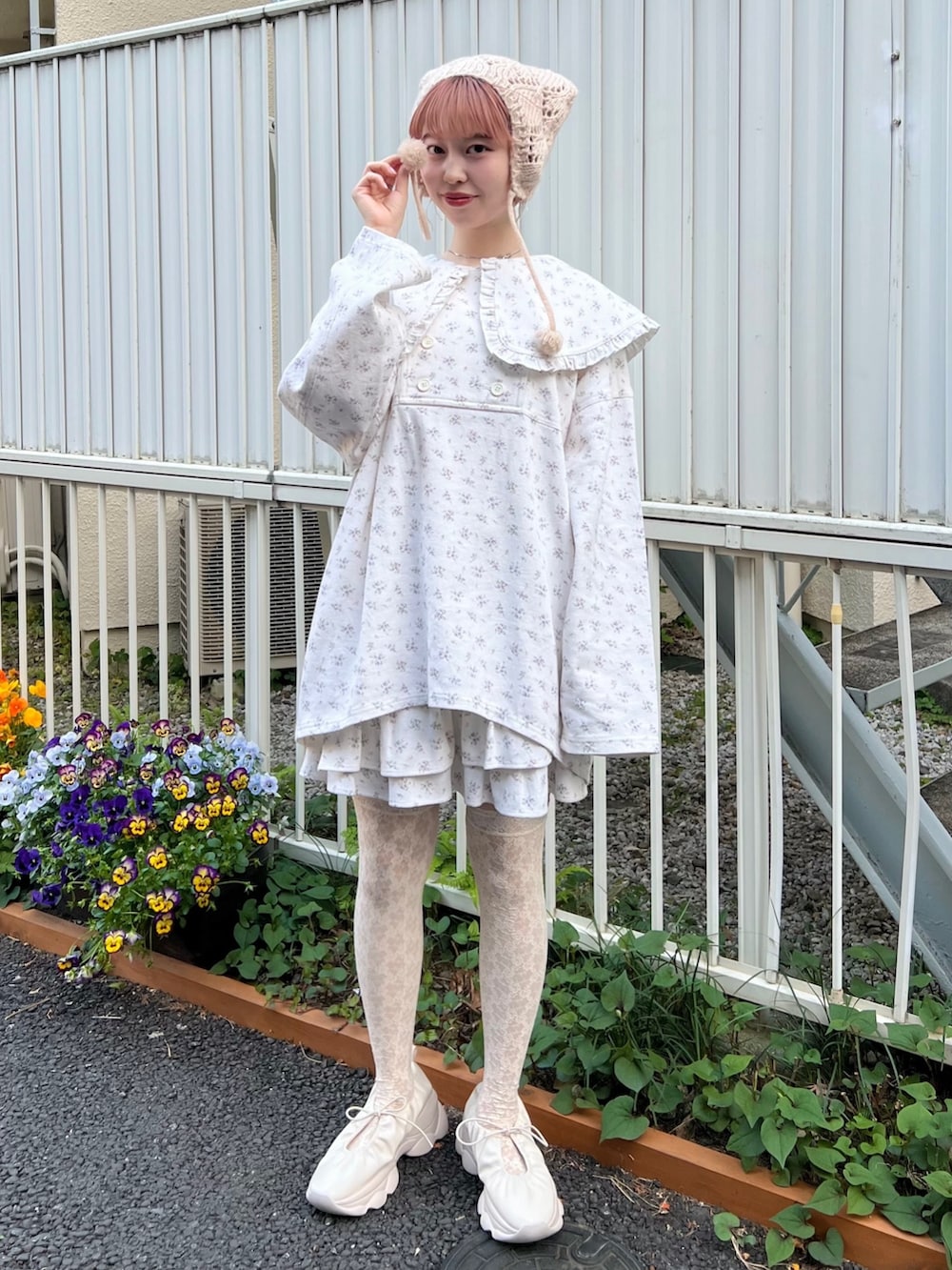 ホワイト系のデニムジャケット、ホワイト系のスカート、ホワイト系のスニーカーを着用したレディースの春コーディネートの4枚目の写真