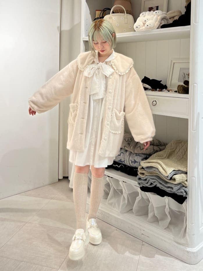 ホワイト系のローファー、ホワイト系のその他アウター、ホワイト系のワンピースを着用したレディースの秋コーディネートの4枚目の写真