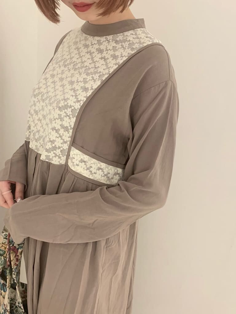 ベージュ系のワンピース、ブラック系のパンプス、ホワイト系のトートバッグを着用したレディースの夏コーディネートの5枚目の写真