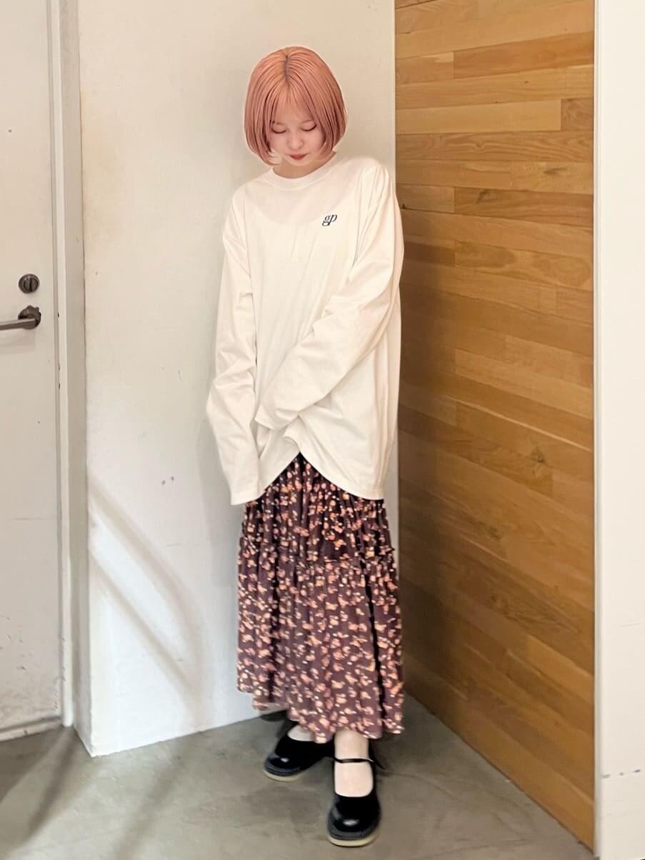 ブラウン系のスカート、ブラック系のパンプス、ホワイト系のTシャツ/カットソーを着用したレディースの夏コーディネートの5枚目の写真