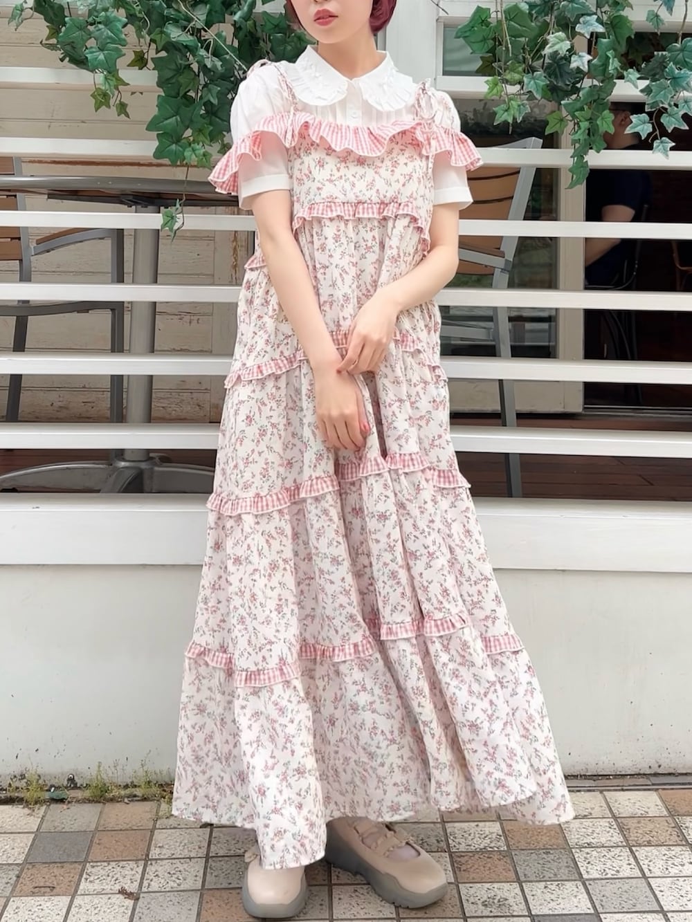 ホワイト系のシャツ/ブラウス、ピンク系のワンピース、ホワイト系のスニーカーを着用したレディースの春コーディネートの5枚目の写真